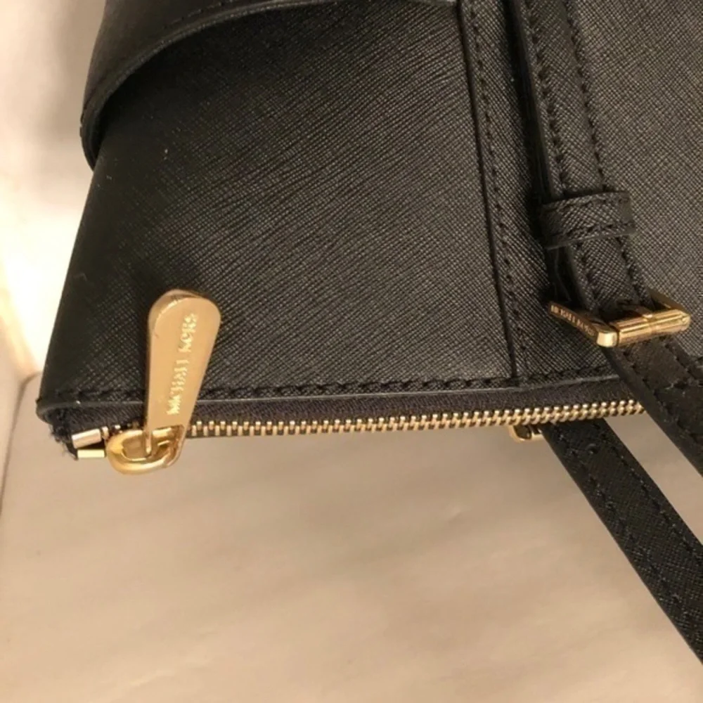 Michael kors black saffiano leather zipper bag
